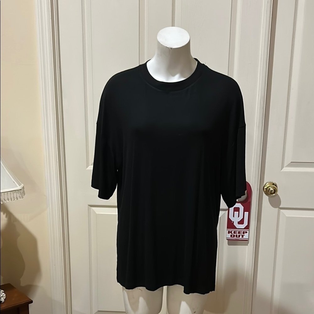 Pretty Garden Oversized  Black Women's Short Sleeve Tee. Side slits. Soft. Small